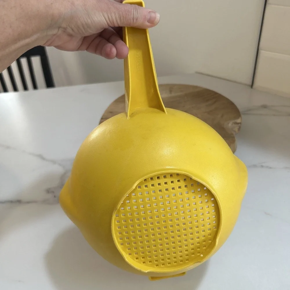 Vintage Tupperware 1523-8 Yellow 2‎ Qt Strainer Colander Handle 2 Spouts